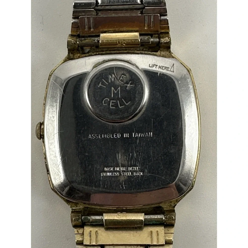 Timex Q Mens Vintage Watch New Battery M Cell 31MM 9